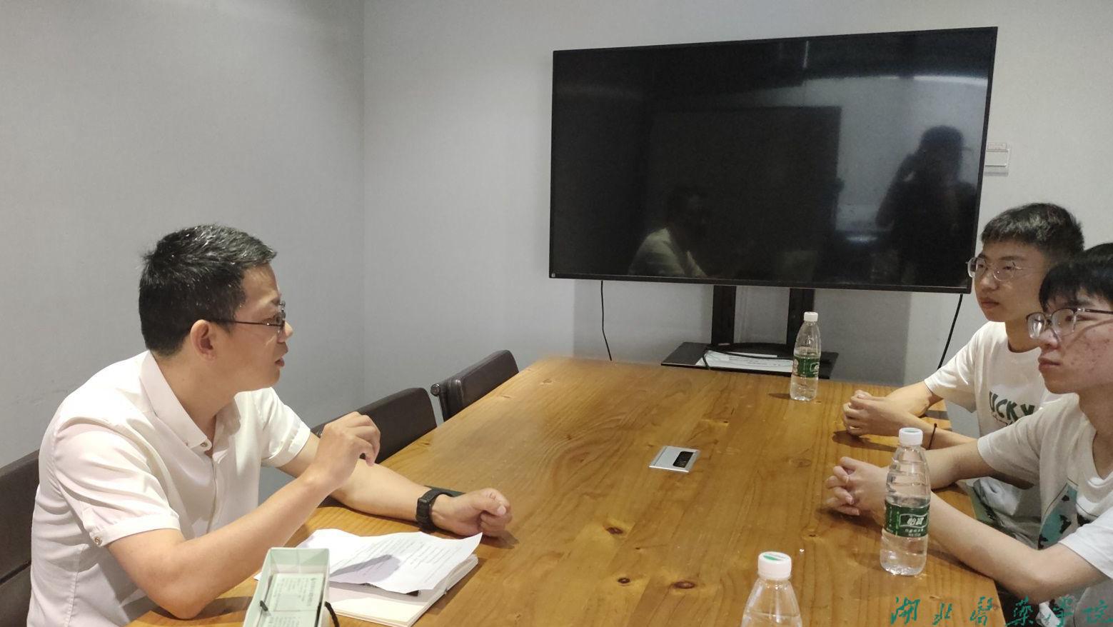 队员们在采访彭成为校友