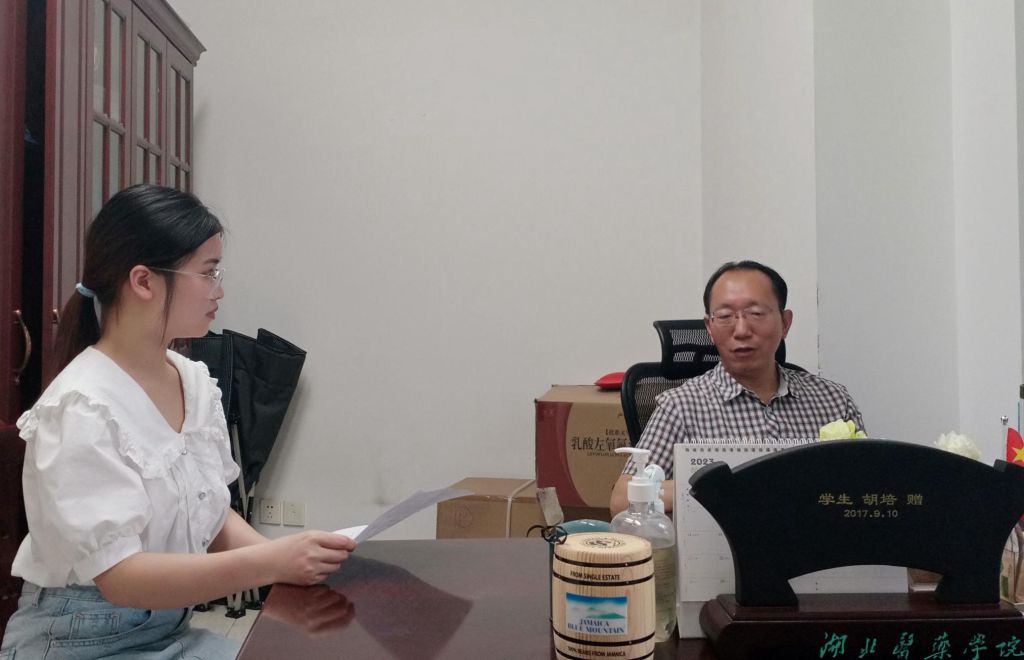 队员在采访孟忠吉老师