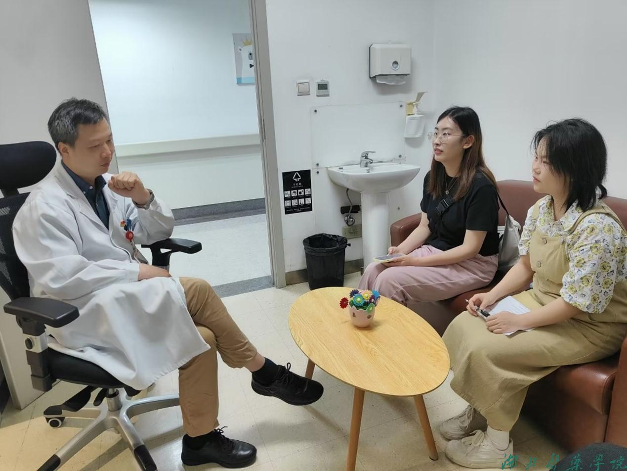 队员们在采访郝胜校友