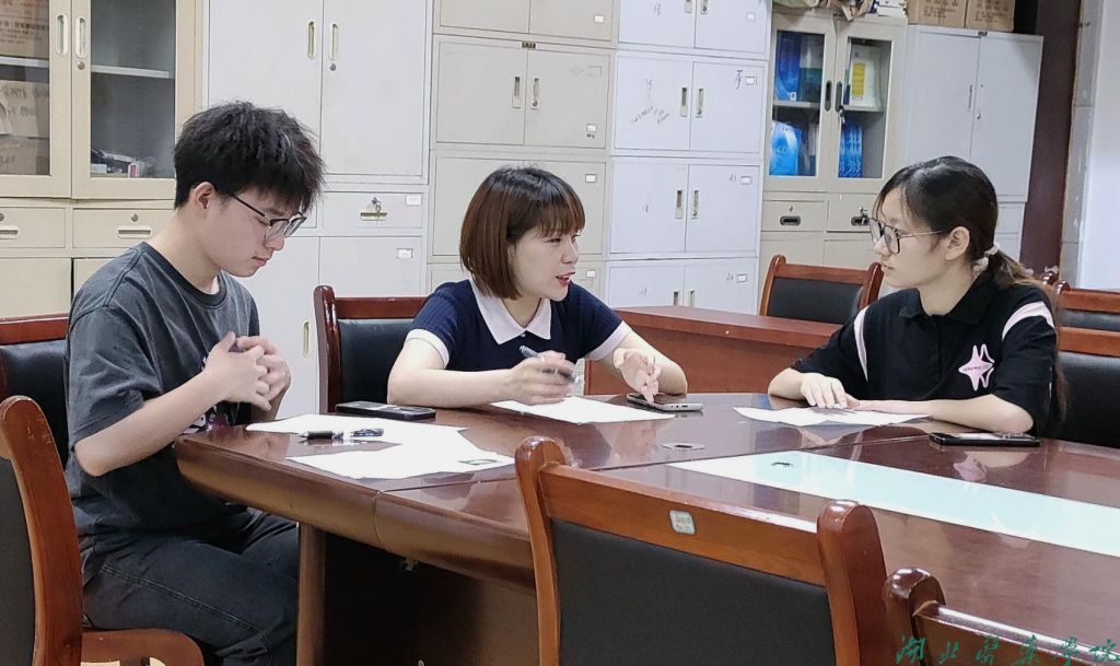 队员们在采访王冬梅老师